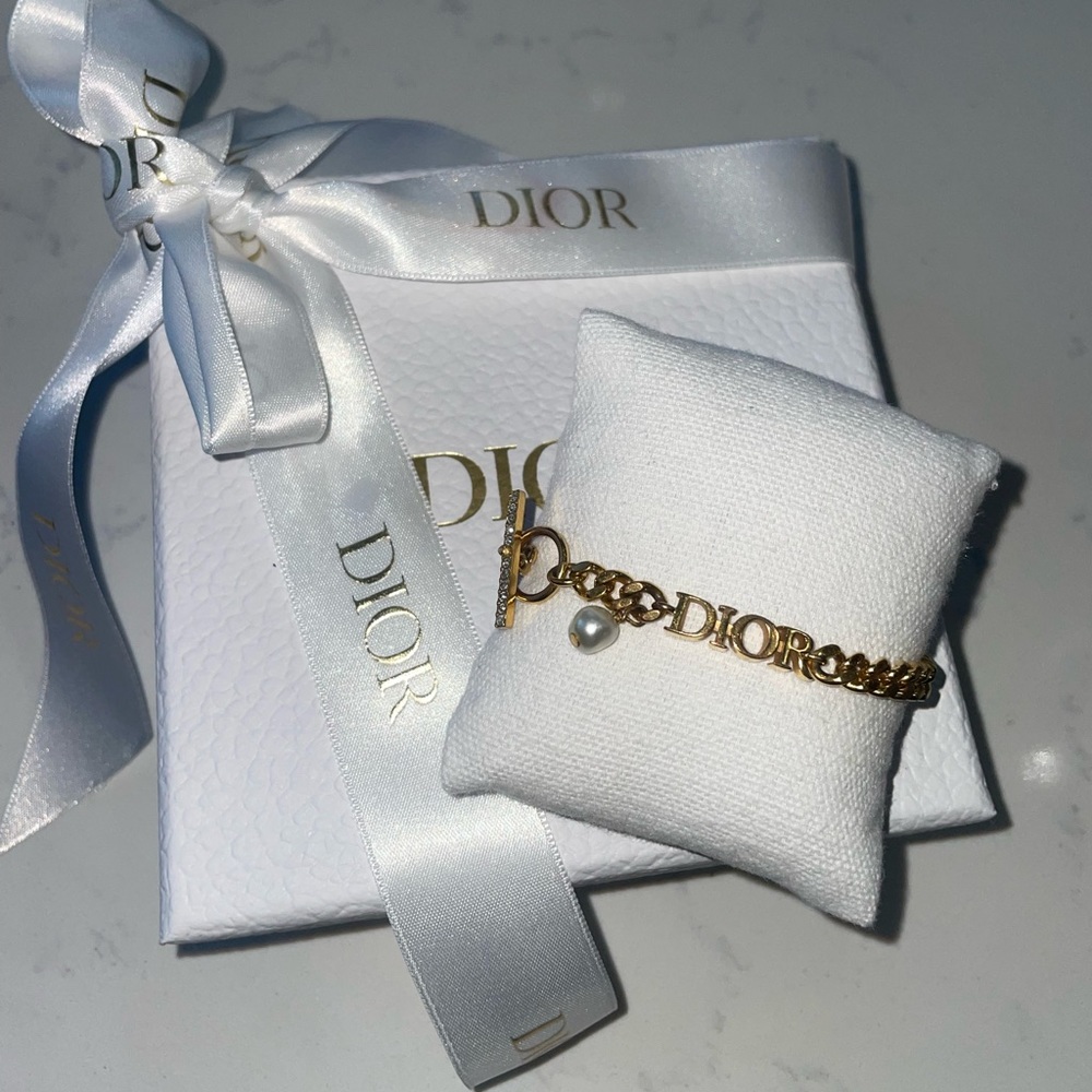 DIOR Cuban link gold bracelet w/ pearl detail ✨